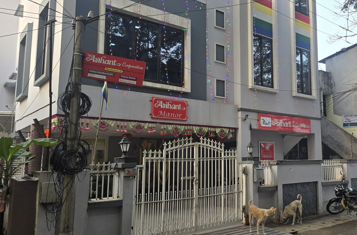 Arihant Manor इमारत — सफ़ेद गेट और लाल 'Arihant Manor' बोर्ड, शांतिनगर, इचलकरंजी